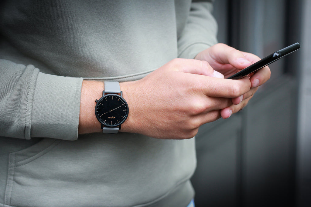 Wyzer horloges lifestyle met smartphone
